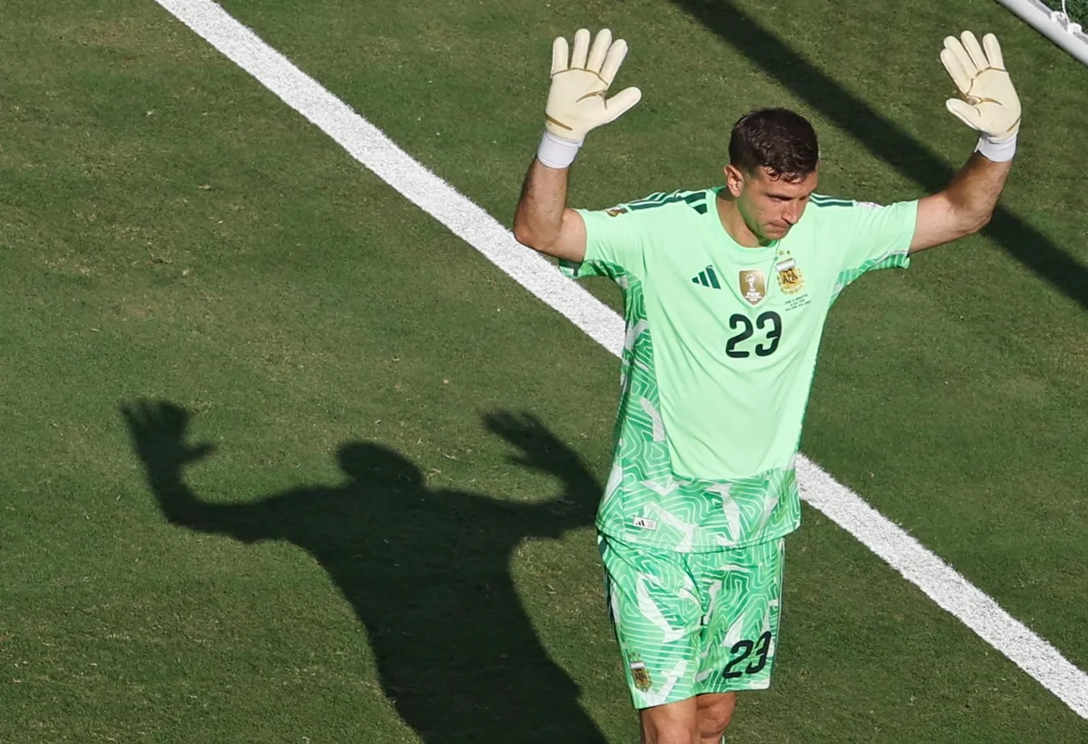 El campeón del mundo Emiliano "Dibu" Martínez cambió de equipo en Inglaterra