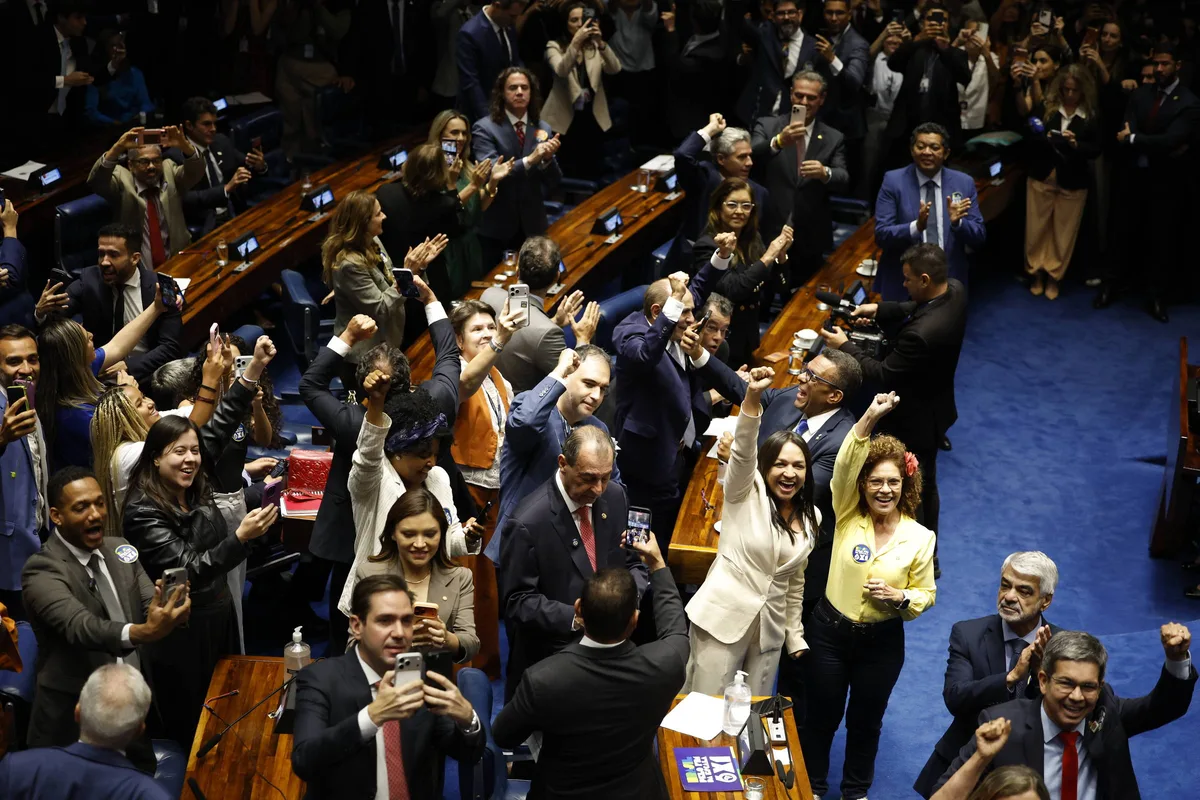 Congresso promulga PEC do fim da escala 6x1 com Lula em clima de campanha