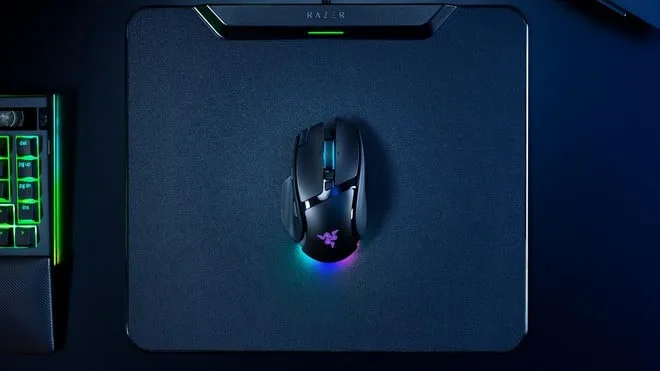 Novos Razer Basilisk V4 trazem sensores de até 50K, 14 botões e dock magnético inédito
