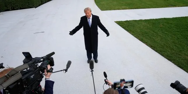 Des journalistes de « Politico », de CNN et de MS NOW empêchés d’entrer à la Maison Blanche, malgré la décision d’un juge de rétablir leur accès