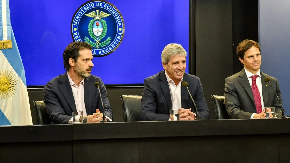 Luis Caputo anunció un plan de $2 billones para reactivar el crédito hipotecario con fondos de la ANSES