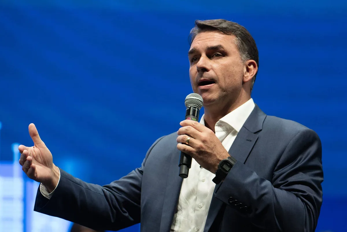 Plano entregue a Flávio pode mudar quando brasileiros conseguem se aposentar