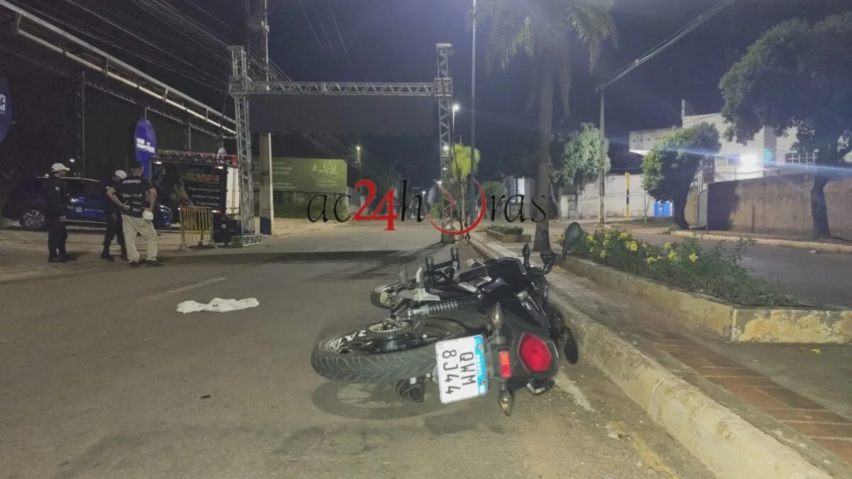 Motociclista fica ferido após bater em estrutura de evento no bairro Village