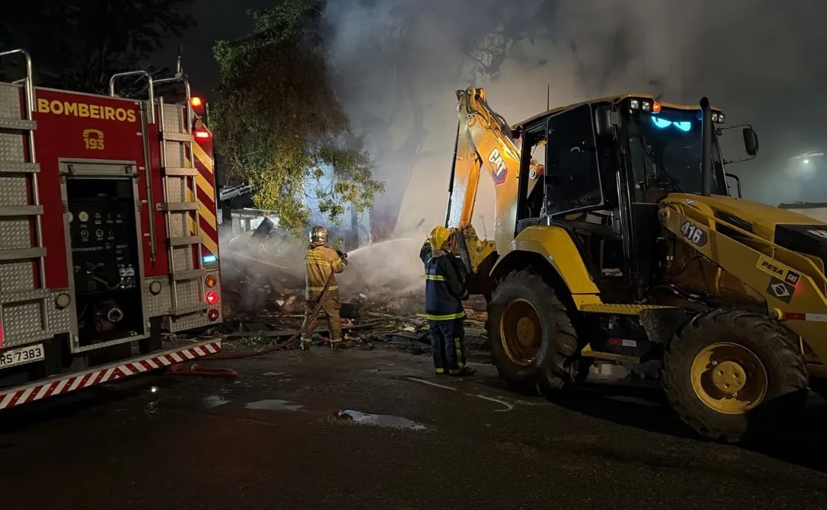 Corpo de idoso é encontrado após incêndio de grandes proporções no Boqueirão; casa foi destruída