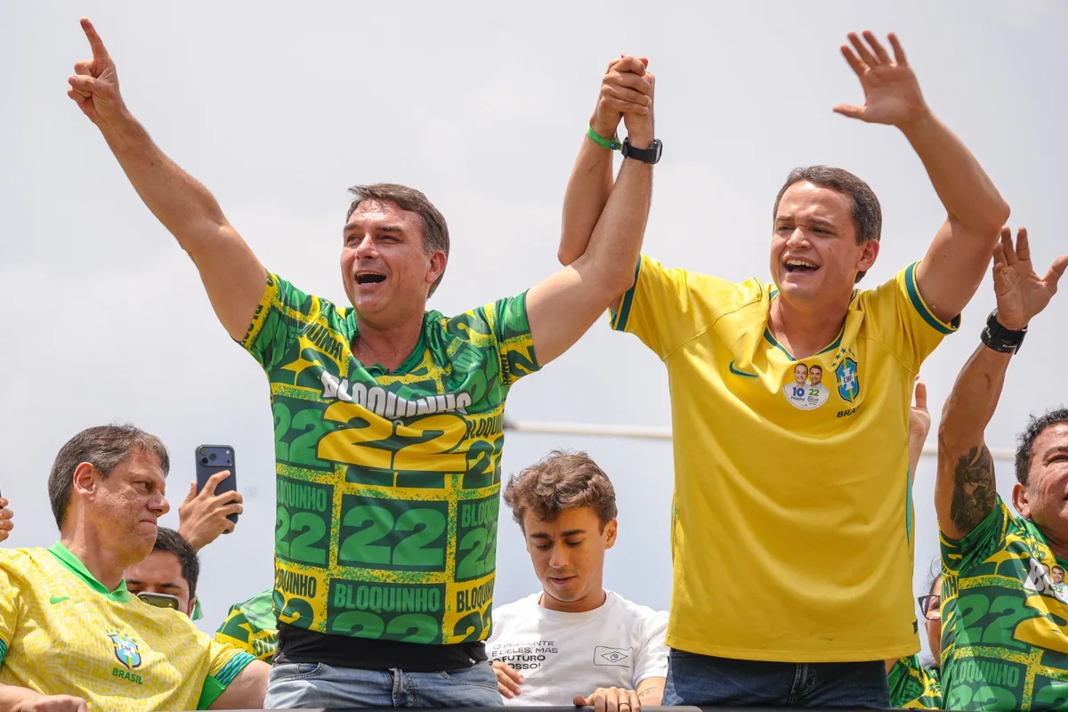 'A era do PT vai acabar', diz Flávio Bolsonaro em ato de campanha no ES