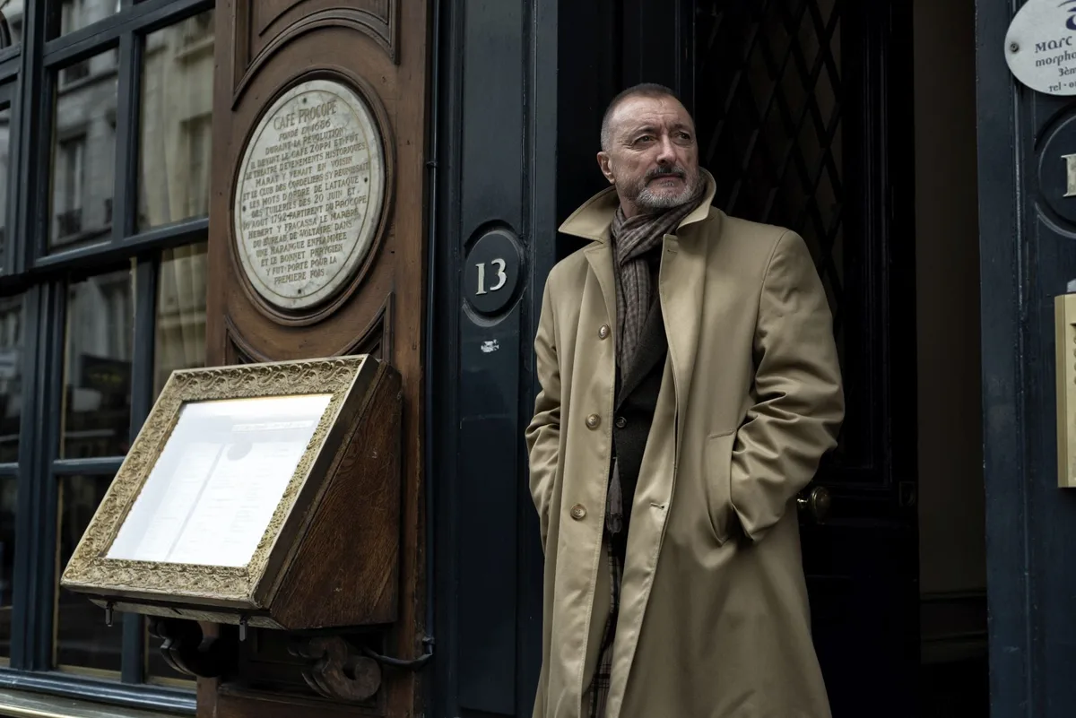 Pérez-Reverte se despide de los lectores de XLSemanal tras 33 años ininterrumpidos