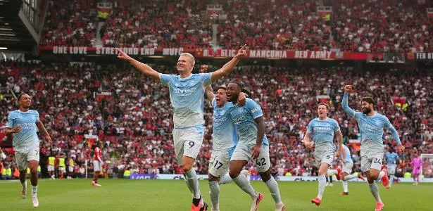 Com um a menos, Manchester City supera United na Premier League