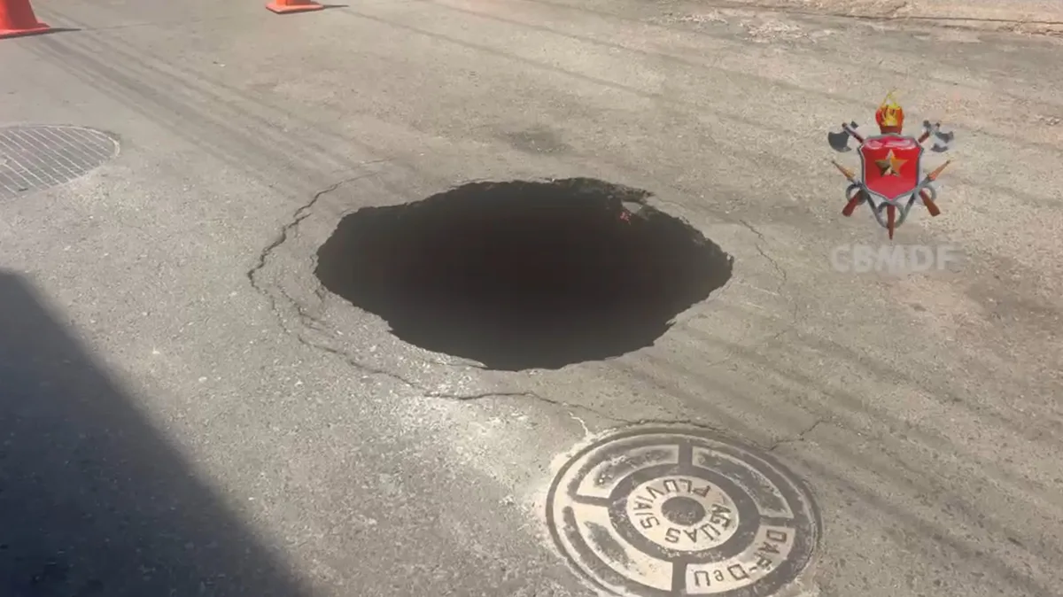 Asfalto cede e cratera de 4 metros de profundidade se abre na Asa Norte, no DF; veja IMAGENS