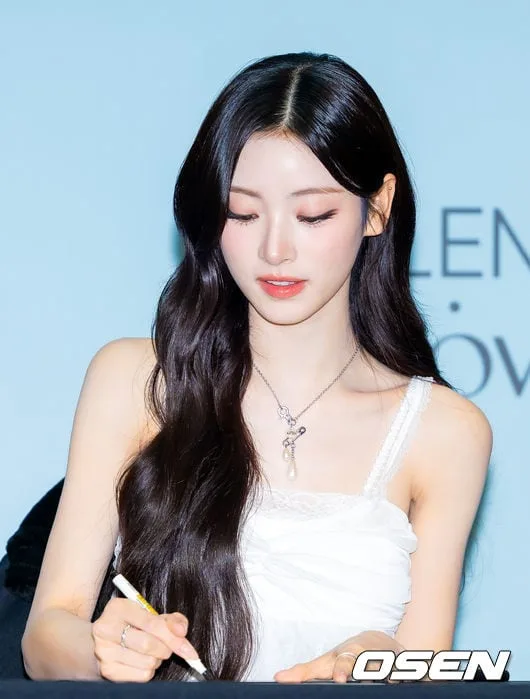 [사진]미야오 안나,'사인하는 모습도 예뻐'