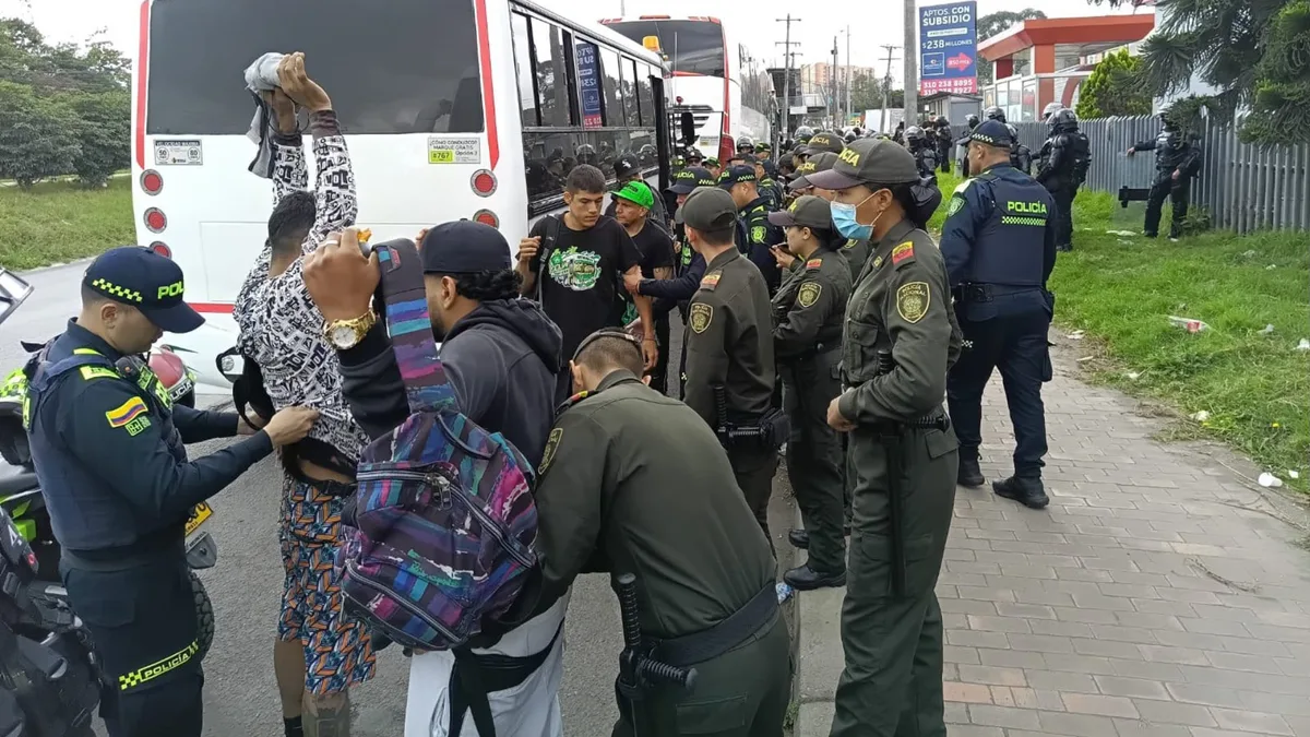 Operativo de seguridad en El Campín: Policía de Bogotá resultó en la incautación de armas blancas y estupefacientes