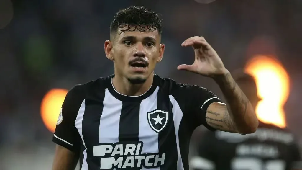 Tiquinho ‘volta no tempo’ e Botafogo bate Chapecoense na 1ª vitória de Tite