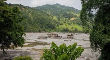 Katmandu sobe para 1.355 número de mortos e mantém quase cinco mil desaparecidos
