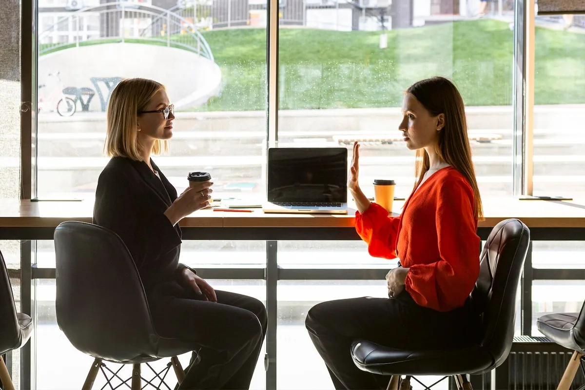 Levar café para uma entrevista de emprego é falta de noção? Um latte abriu uma guerra geracional