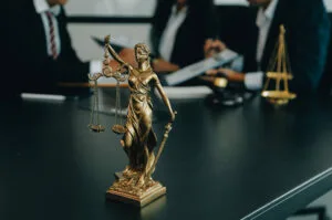 Exercício ilegal da advocacia e captação de clientes geram dano moral coletivo
