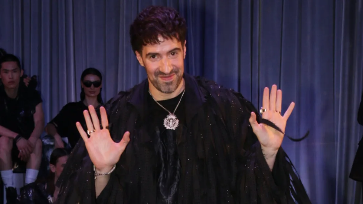 Martín Cirio debutó como modelo en Bafweek con look total black y fue ovacionado