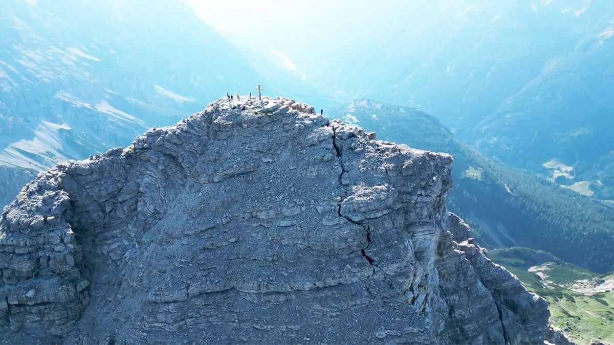 Gefährliche Gesteinsrisse: Berge in den Alpen „bröckeln komplett“ – Felsstürze drohen