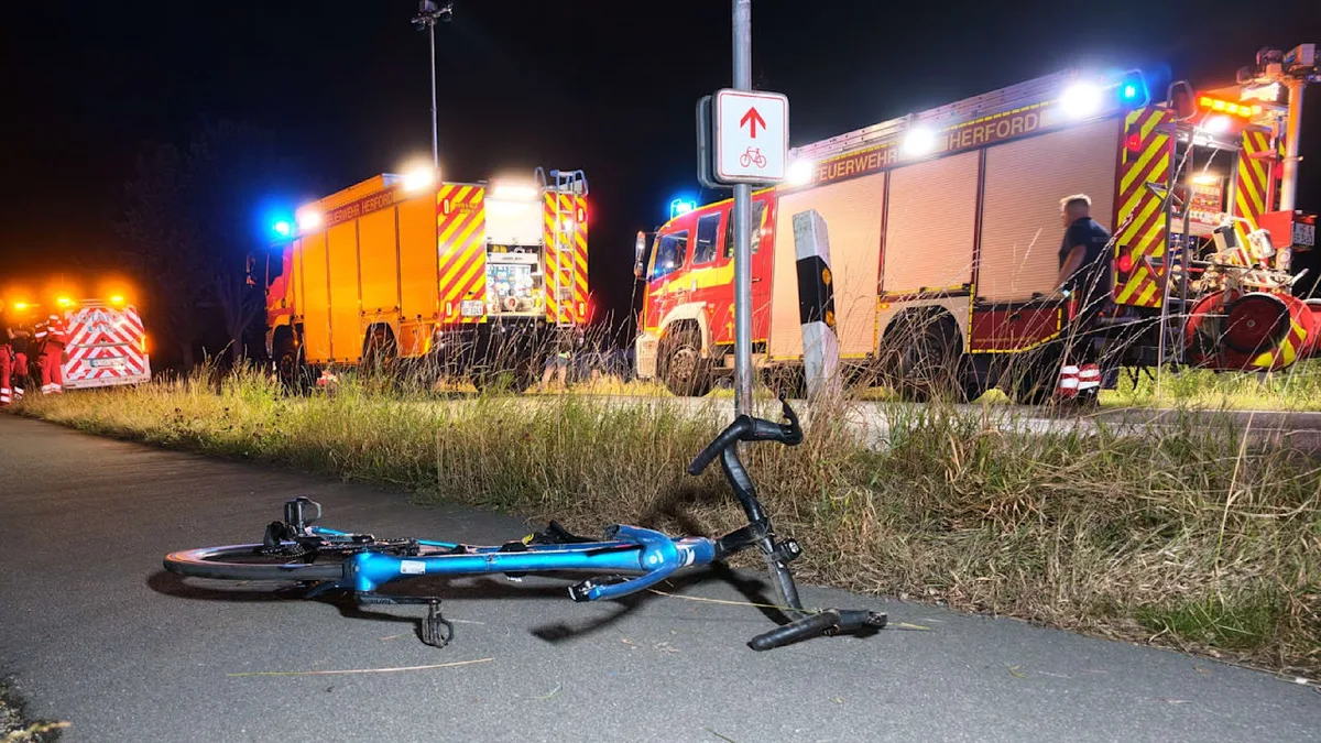 Tödlicher Unfall auf Landstraße - Radfahrer (21) wird von VW erfasst und stirbt