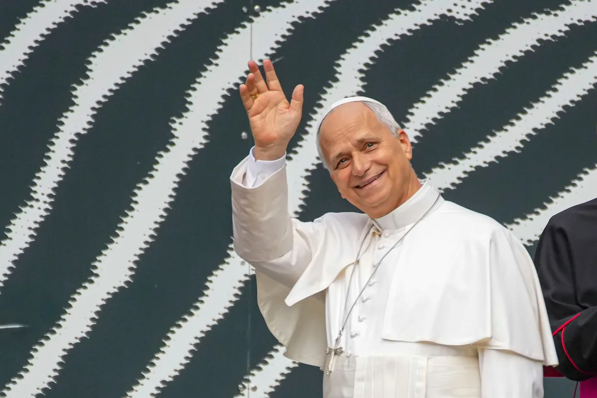En el día de su cumpleaños, el Papa puso fin a la austeridad de Francisco y les hizo un “regalo” a los cardenales