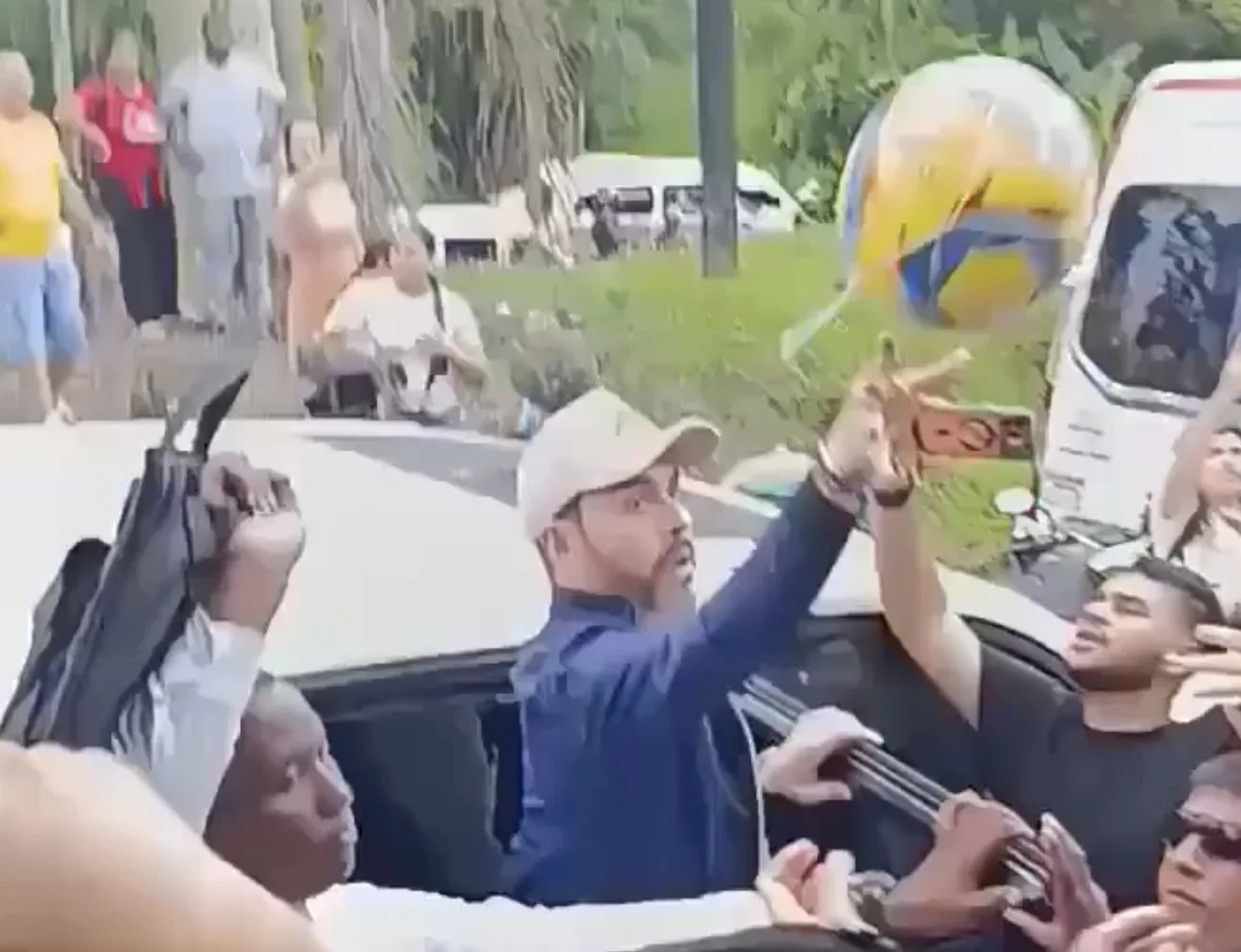 Vídeo: presidente da Colômbia é criticado após dar bolas de futebol a vítimas de terremoto