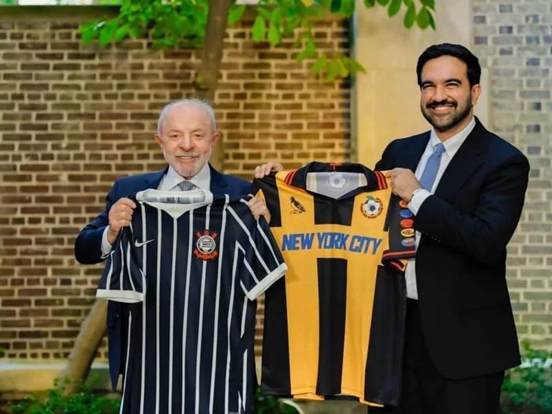 Lula presenteia prefeito de Nova York com camisa do Corinthians