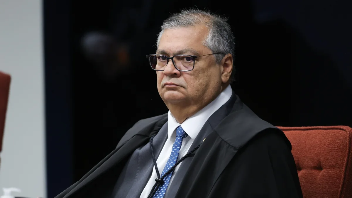 Dino diz que suporta “calado agressões e injustiças” após operação contra jornalista