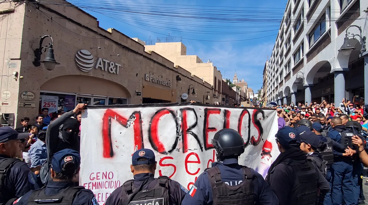 Alumnos de la UAEM irrumpen desfile militar en Cuernavaca: se manifiestan por feminicidio de Claudia Tacorante