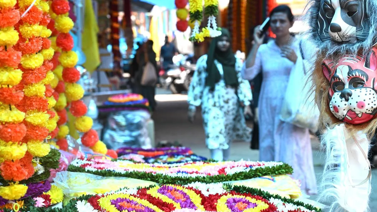 Police step up surveillance, increase picket points to manage Onam rush in Kochi city