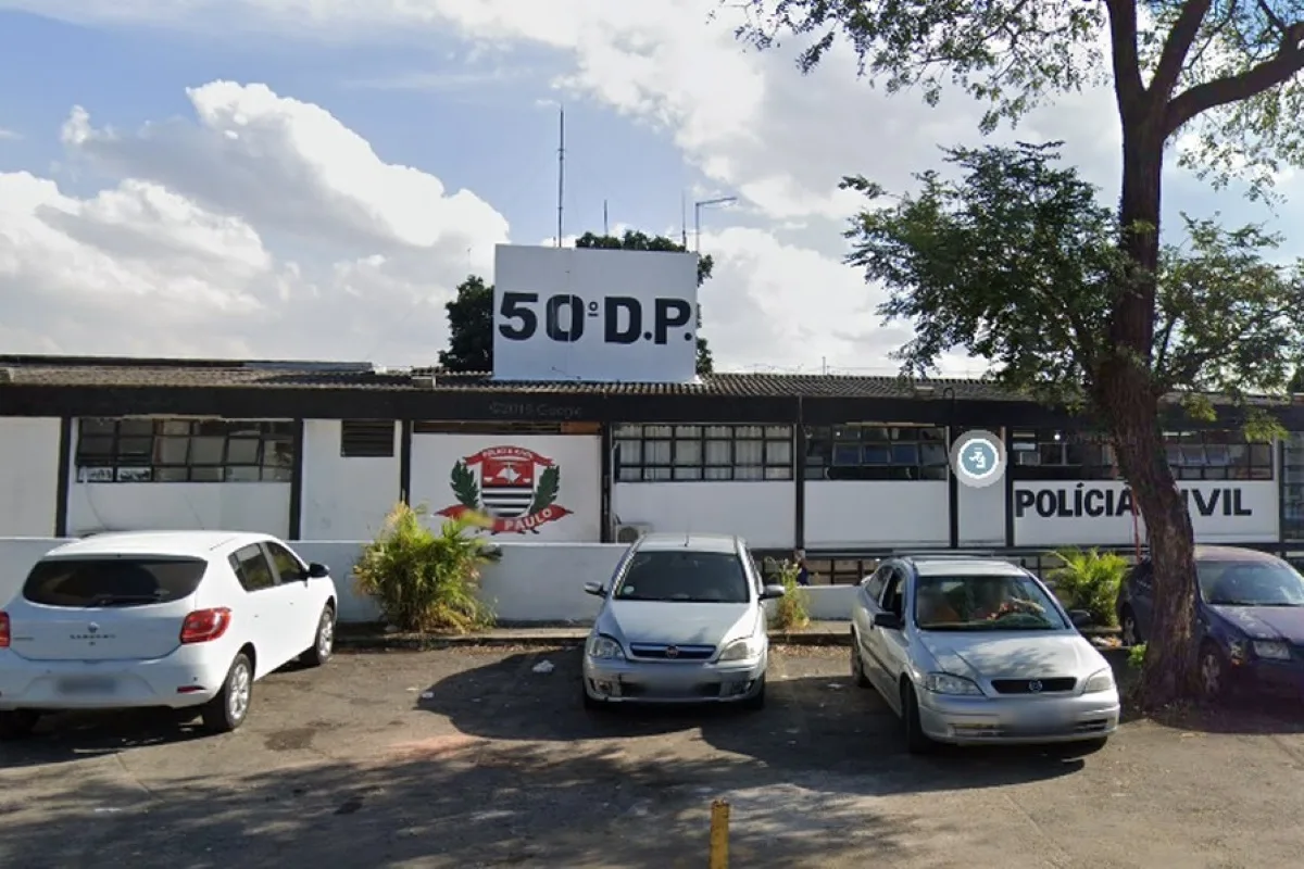 Mulher despeja óleo quente no marido dormindo e foge com filhas em SP