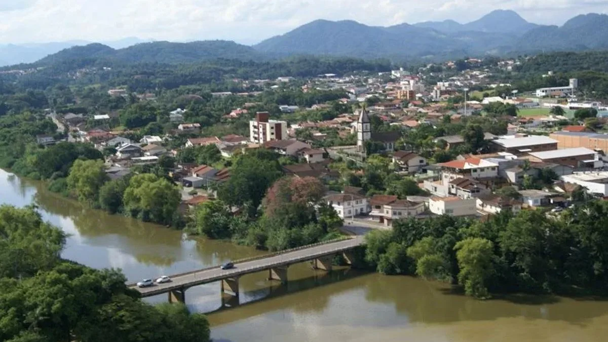 Risco nos contratos de merenda e limpeza: dívida de R$ 4,2 milhões e possíveis falhas na ordem de pagamentos em cidade de SC será investigado pelo TCE