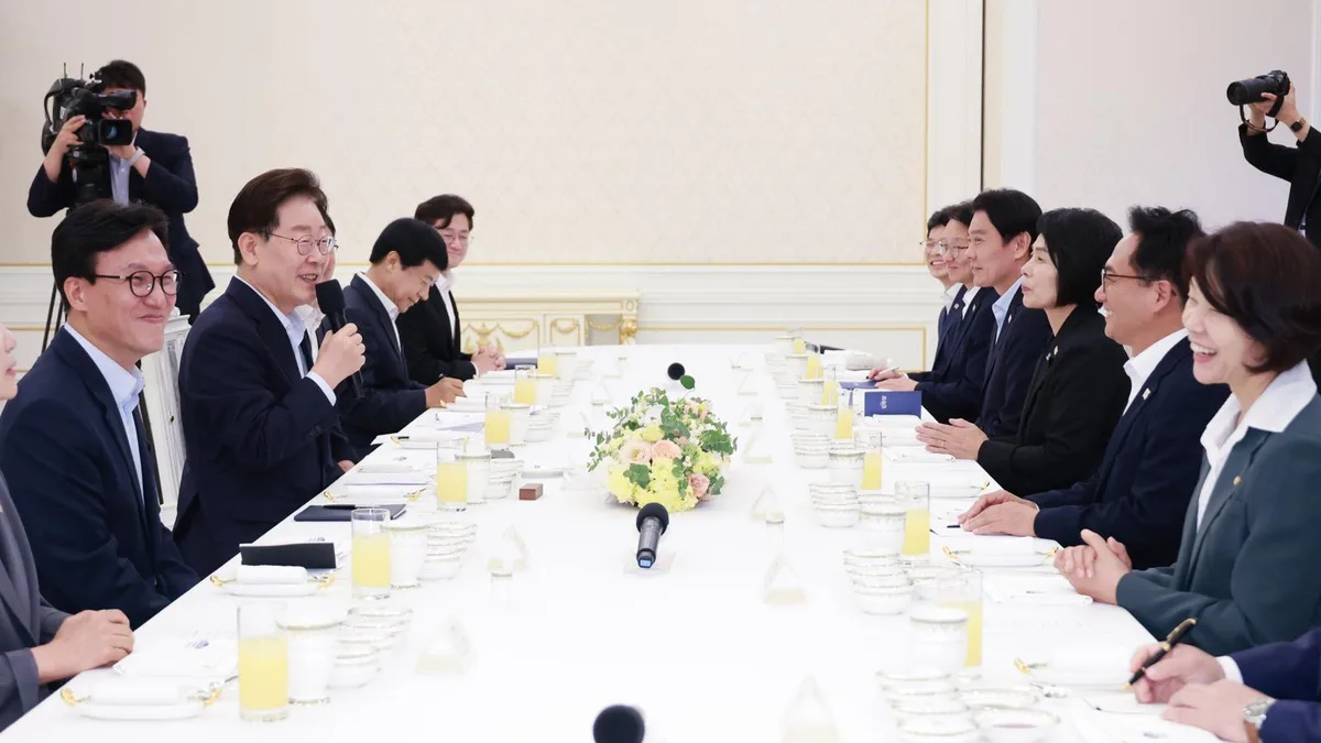 李, 與지도부에 “대통령은 與가 피워낸 꽃…다른 점만 찾으면 원수”