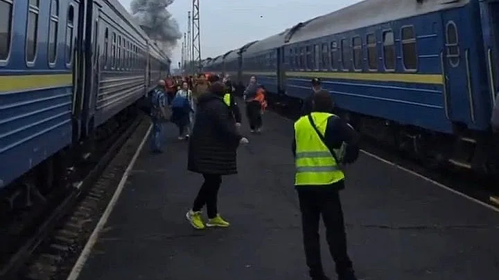 Está em curso um ataque “sistemático” na rede ferroviária ucraniana, diz operadora