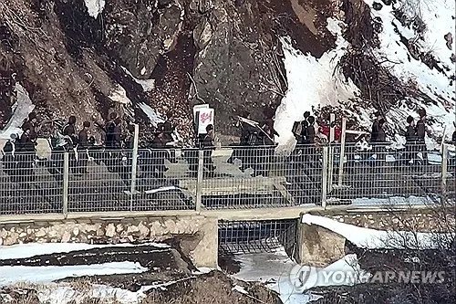 軍, 동부전선 MDL 침범 북한군에 경고사격…올해 들어 첫 사례