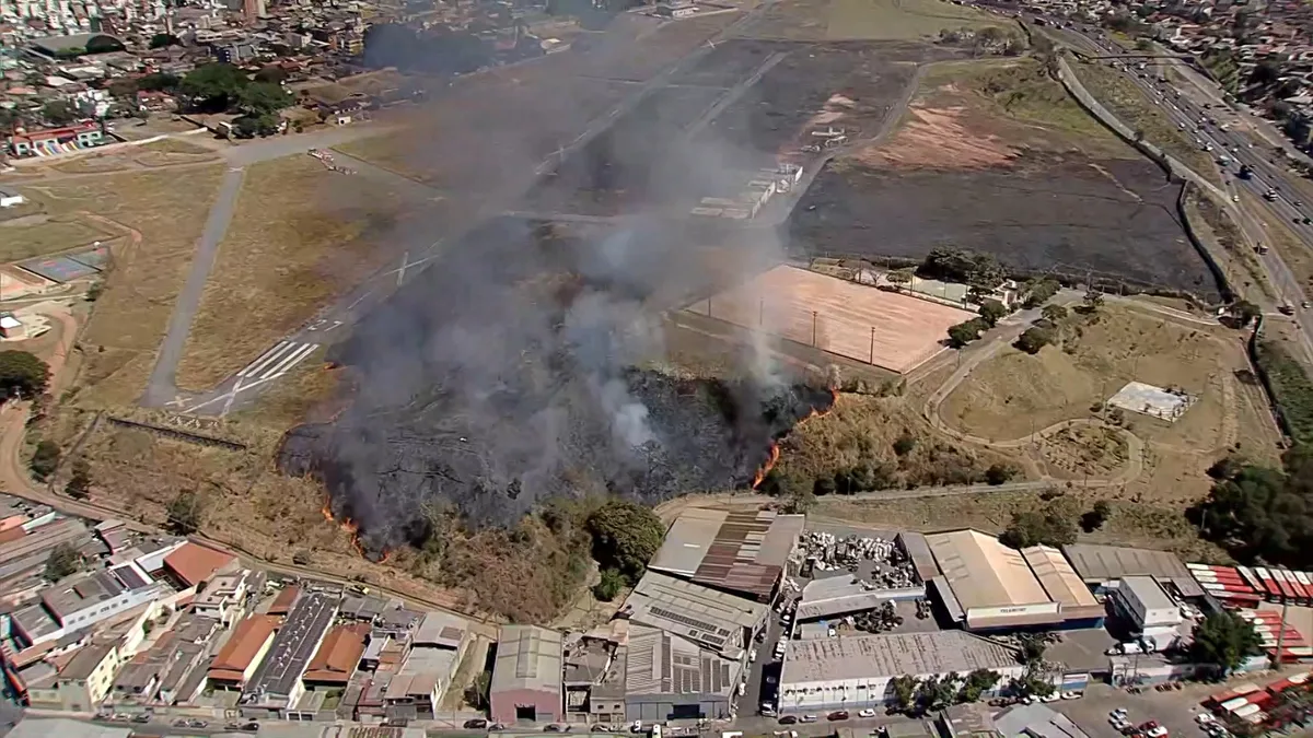 Umidade do ar cai a 15% em BH, e Grande BH registra 142 incêndios em vegetação em 24 horas