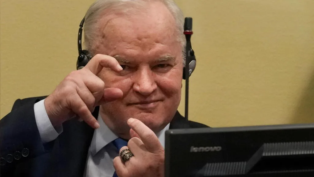 Ratko Mladic, o ‘carniceiro dos Bálcãs’ e ex-chefe militar dos sérvios da Bósnia, morre aos 84 anos
