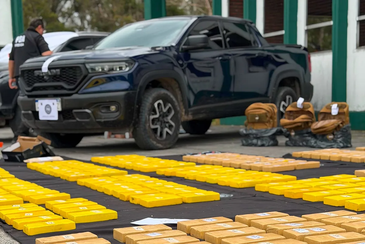 Un teléfono celular y dispositivos de rastreo satelital, las claves para secuestrar 208 kilos de cocaína