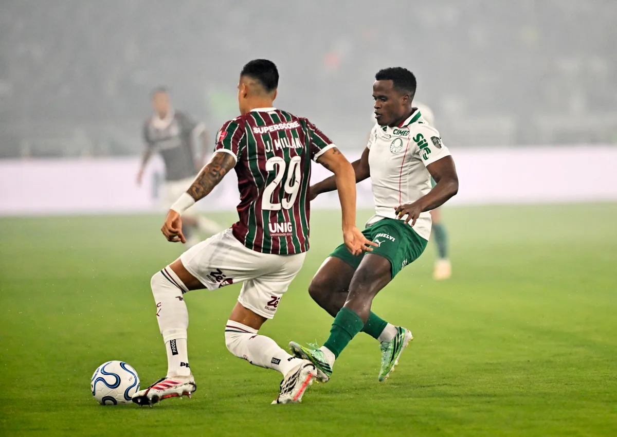 Amnésia? Perseguido em campo e na arquibancada, Arias faz jogo apagado pelo Palmeiras e cutuca
