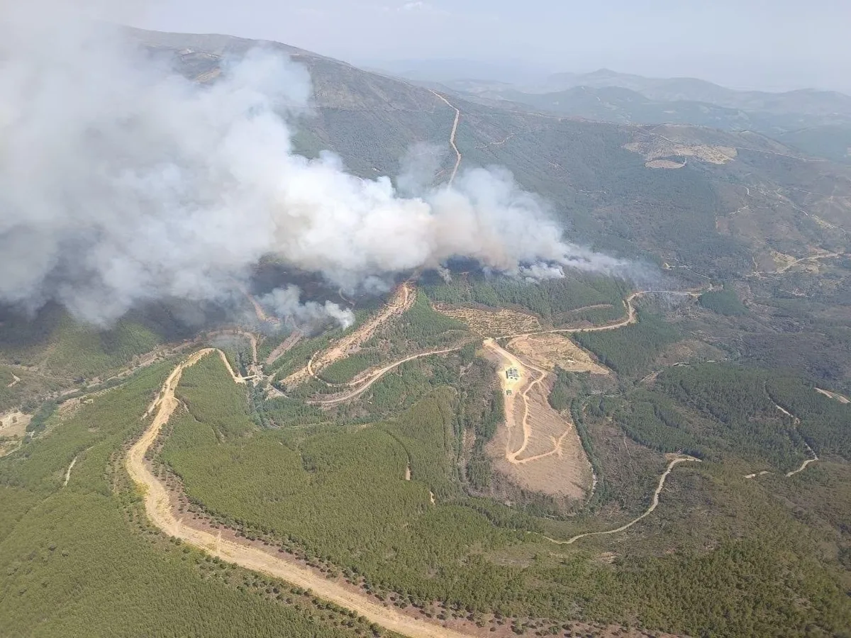 Un incendio en Las Hurdes (Cáceres) obliga a movilizar a la UME y evacuar a 600 vecinos
