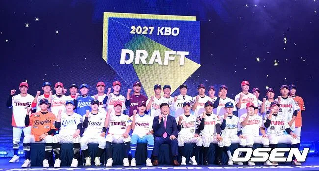 [사진]주먹 불끈 쥔 2027 KBO 신인드래프트 지명자들