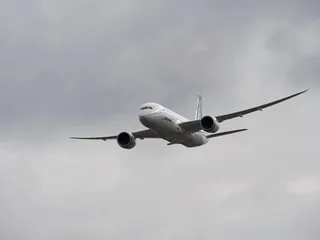 « Les passagers sont sains et saufs » : un Boeing heurte la piste au décollage, les pilotes font demi-tour en urgence