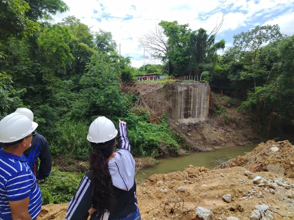 Centro de Ingenieros de Aragua inspecciona puente caído al sur de la entidad