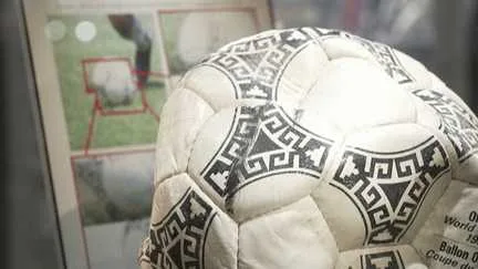 Le ballon de la "main de Dieu" de Diego Maradona, mis aux enchères, pourrait rapporter plus de 8 millions d'euros à son propriétaire
