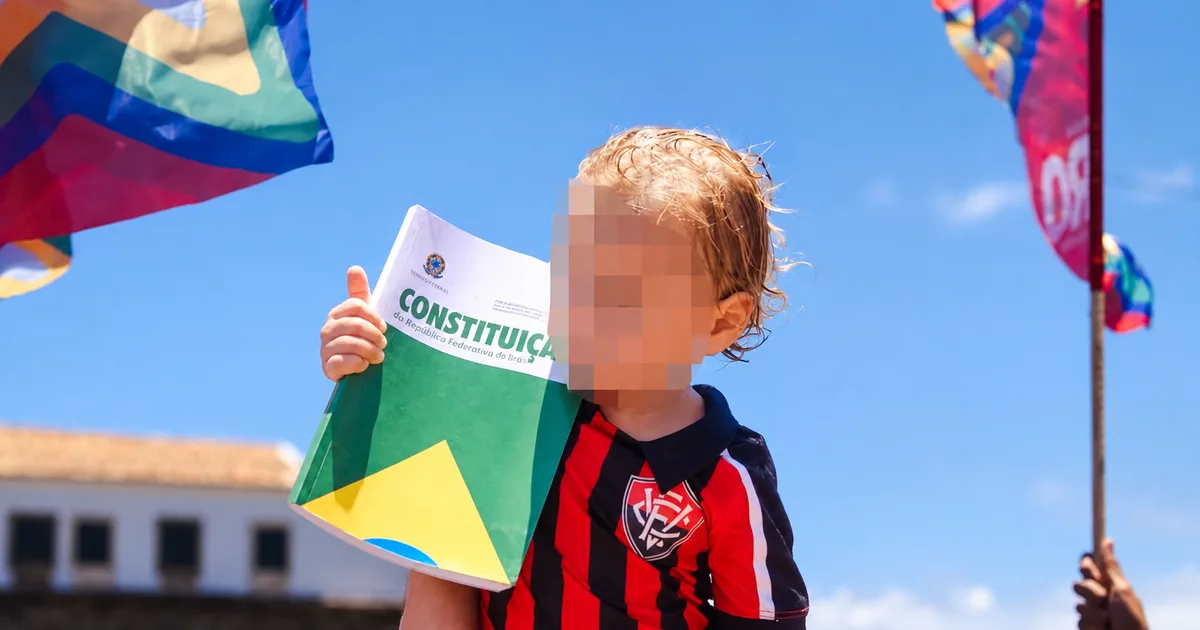 Imagem de criança segurando Constituição em ato de Lula em Salvador viraliza