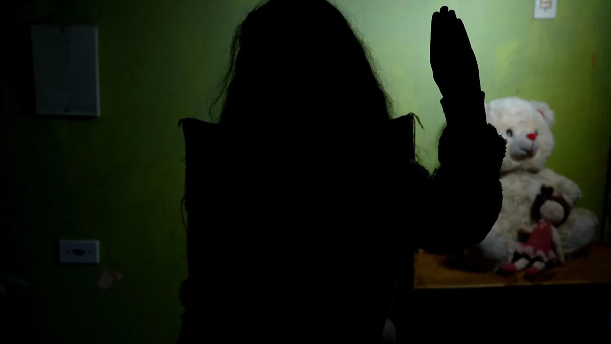 Criança faz sinal universal de pedido de socorro e homem é preso por tentativa de estupro de vulnerável, em Curitiba