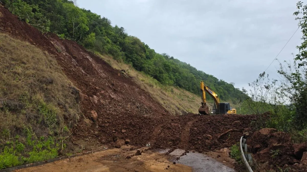 SC-483 está há quatro dias interditada após deslizamento causado pelas fortes chuvas; mais de 100 cargas de terra já foram retiradas