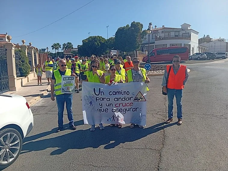 Los vecinos de La Cañada de la Plata de Puente Genil exigen una solución segura al cruce de la A-318