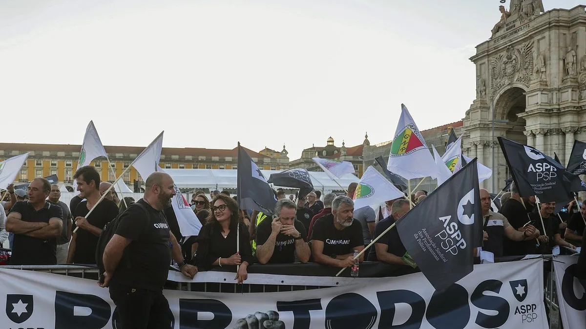 Polícias protestam e acusam Governo de "jogo do empurra"