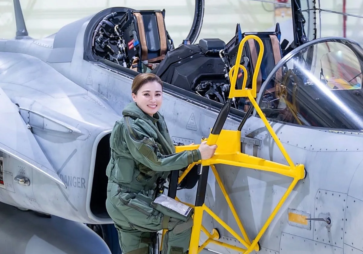 Suthida de Tailandia, la mujer del Rey Rama X, se convierte en la primera consorte en pilotar un avión de combate