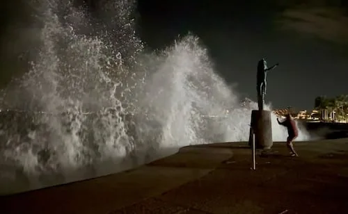 Huracán Simon: fuertes olas golpean el malecón de Puerto Vallarta; elementos federales y estatales realizan patrullajes
