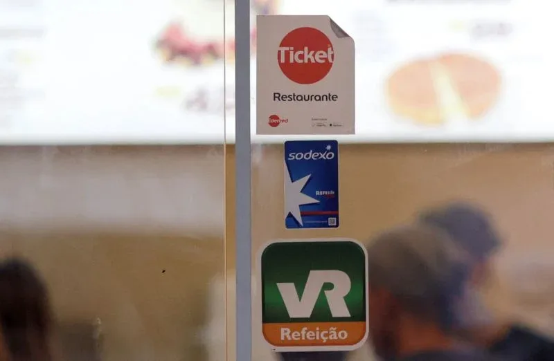 Empresas de vale-refeição são notificadas por liberar bebidas alcoólicas e ração