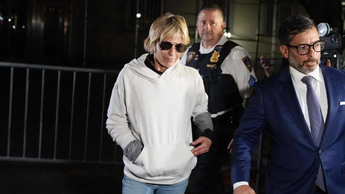 Detenida la actriz Selma Blair por golpear a un auxiliar de vuelo y morder a otro tripulante de cabina durante un vuelo